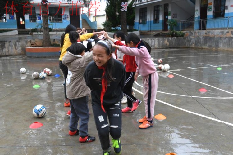 中国足协女足进校园系列公益活动走进云南泸西